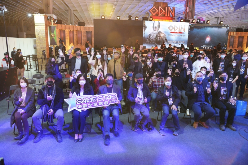 經濟部工業局陳佩利副局長、台北市電腦公會彭双浪理事長與「GAME STAR 遊戲之星票選」的獲獎代表合影 圖：台北市電腦公會/提供