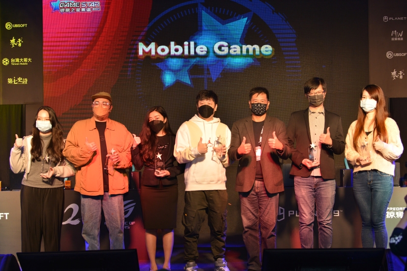 台北市電腦公會彭双浪理事長與「GAME STAR 遊戲之星票選」的獲獎代表合影 圖：台北市電腦公會/提供