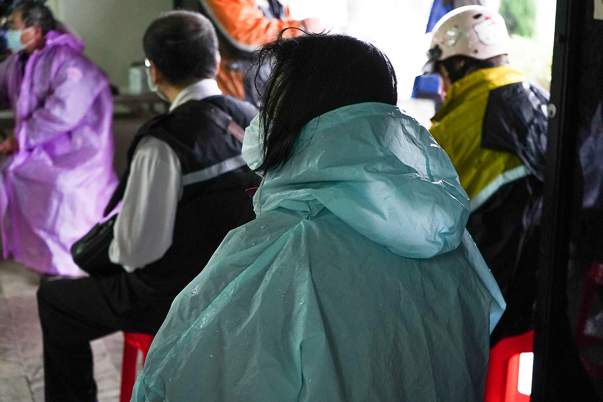 列冊民眾於今(22)、明(23)兩日可攜帶相關證件製香客大樓領取慰助金。 圖：林口區公所提供
