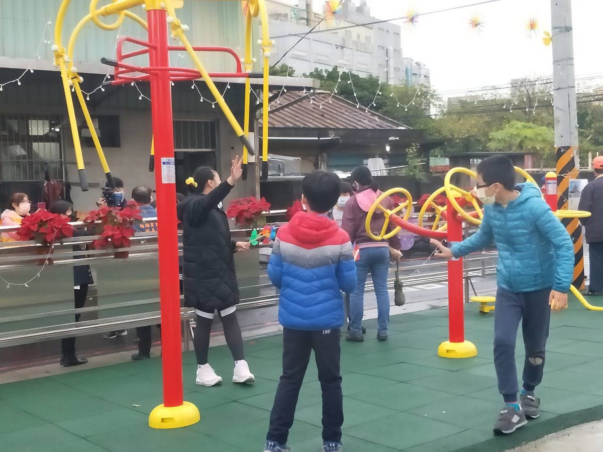 土城區中州廣場今啟用，小朋友玩得不亦樂乎。 圖：新北市議員林金結提供