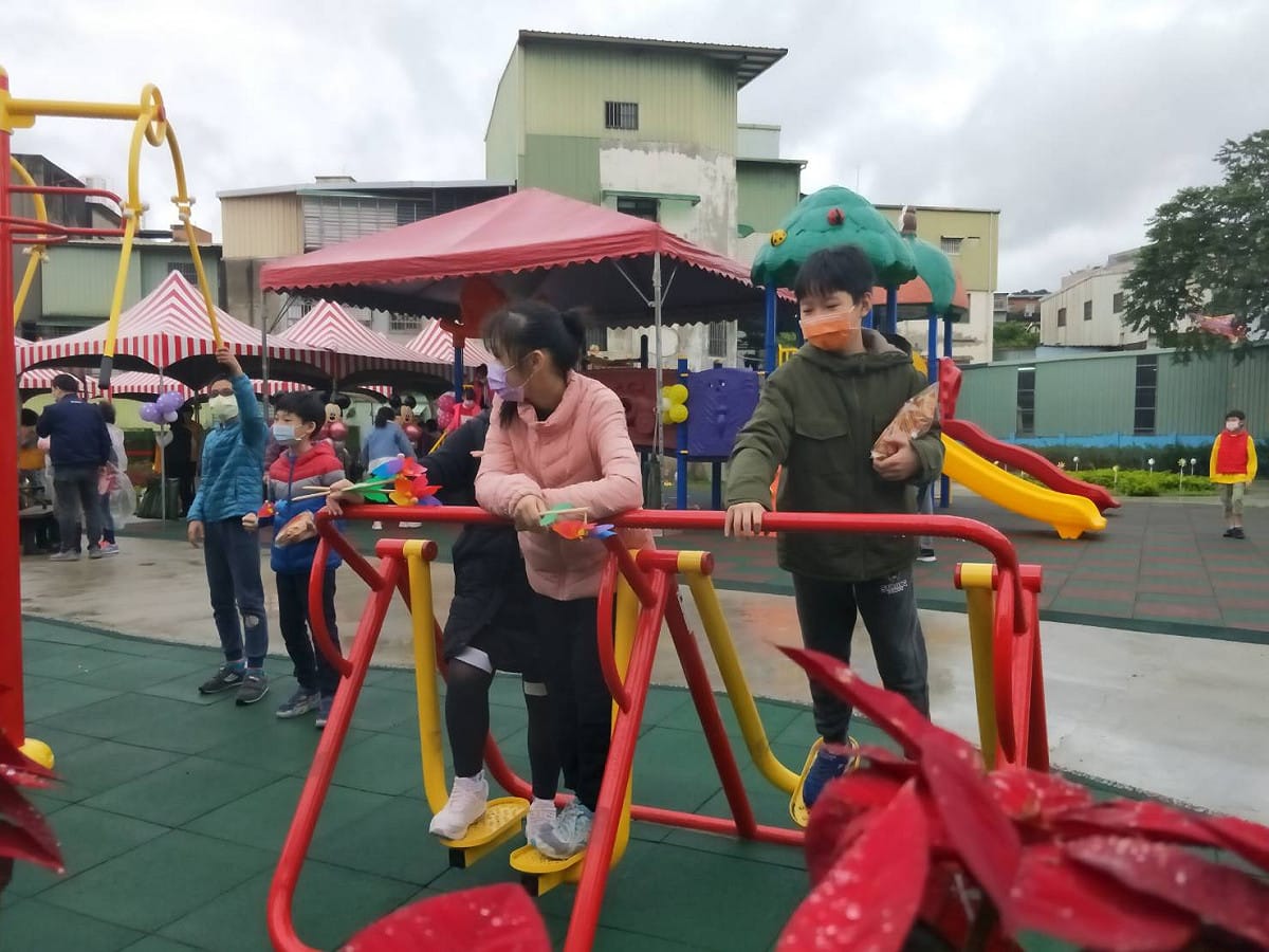 土城中州廣場有各種體健設施。 圖：新北市議員林金結提供