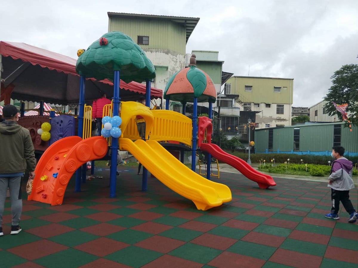 土城區中州廣場原是廢棄工廠，如今化身休憩體健場。 圖：新北市議員林金結提供