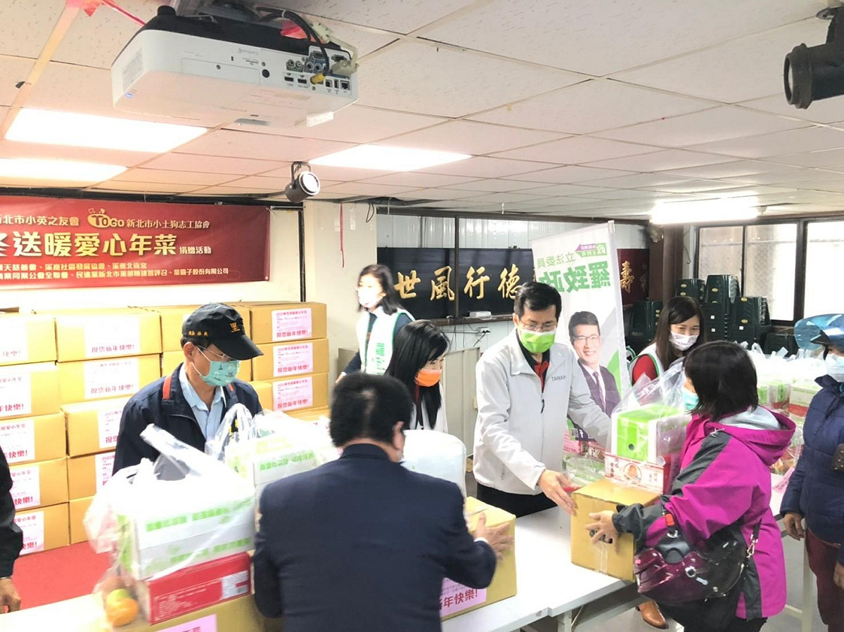 立法委員羅致政為了協助困苦民眾也能跟多數人一樣，在除夕享用一頓豐盛的年夜飯。 圖：羅致政辦公室提供