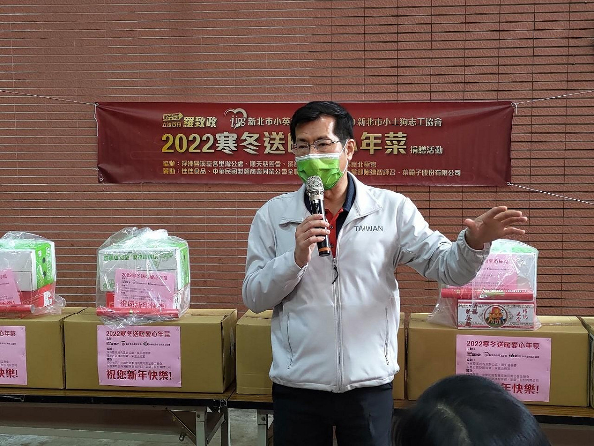 羅致政表示，每年農曆前年他都與各社團合作，購買或募集年菜蔬果等物品，透過里長分送給各里內有需要的家庭。 圖：羅致政辦公室提供