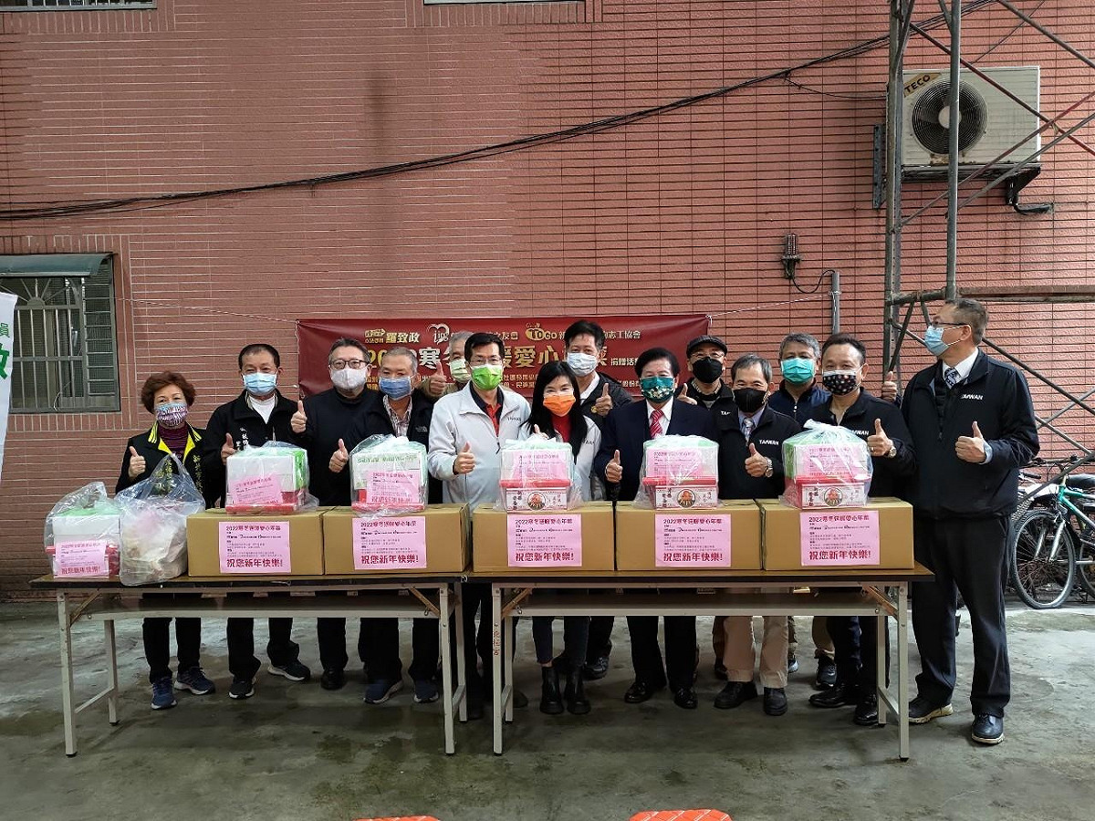 包括羅致政、新北市小土狗協會理事長葉雲仁、新北市小英之友會副總會長秦浤榮、祕書長江基清、菜霸子公司總經理王建甫、溪崑及浮洲十餘位里長均親自出席，將愛心年菜贈送給有需要的民眾，並致上關心與祝福。 圖：羅致政辦公室提供
