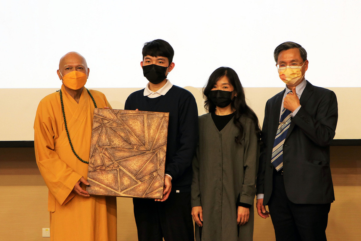 三峽普賢寺住持釋宗道法師看到書中自閉症小畫家魏廷亘在困頓的環境中，仍不放棄對藝術的執著，當場宣布要捐助20萬元資助魏廷亘，鼓勵他持續創作下去。 圖：新北市立圖書館提供