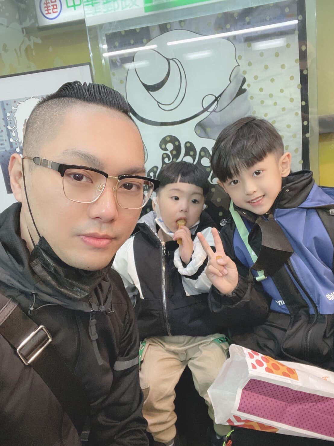 連千毅與其兒子們。 圖：翻攝自連千毅FB(@蘭庭精品)