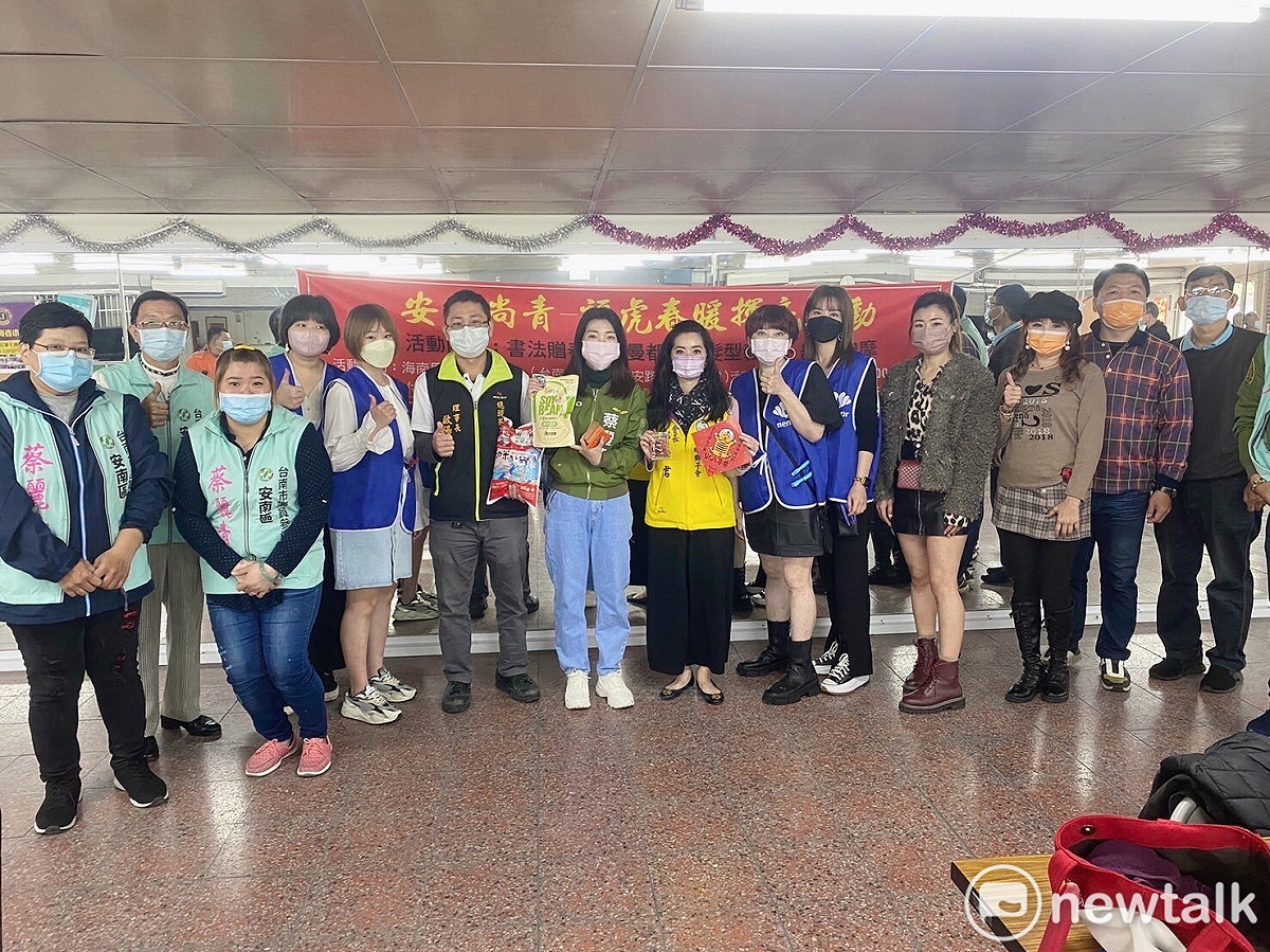 安南區市議員參選人蔡麗青與春暉獅子會、台南市當舖公會合作舉辦低收入戶物資發放、免費義剪、經絡按摩、名師春聯書寫，也與商家合作將一整桌的年菜送到需要的弱勢家庭手中，希望用愛溫暖社會每個角落，讓大家都能過個幸福平安年。 圖：黃博郎／攝