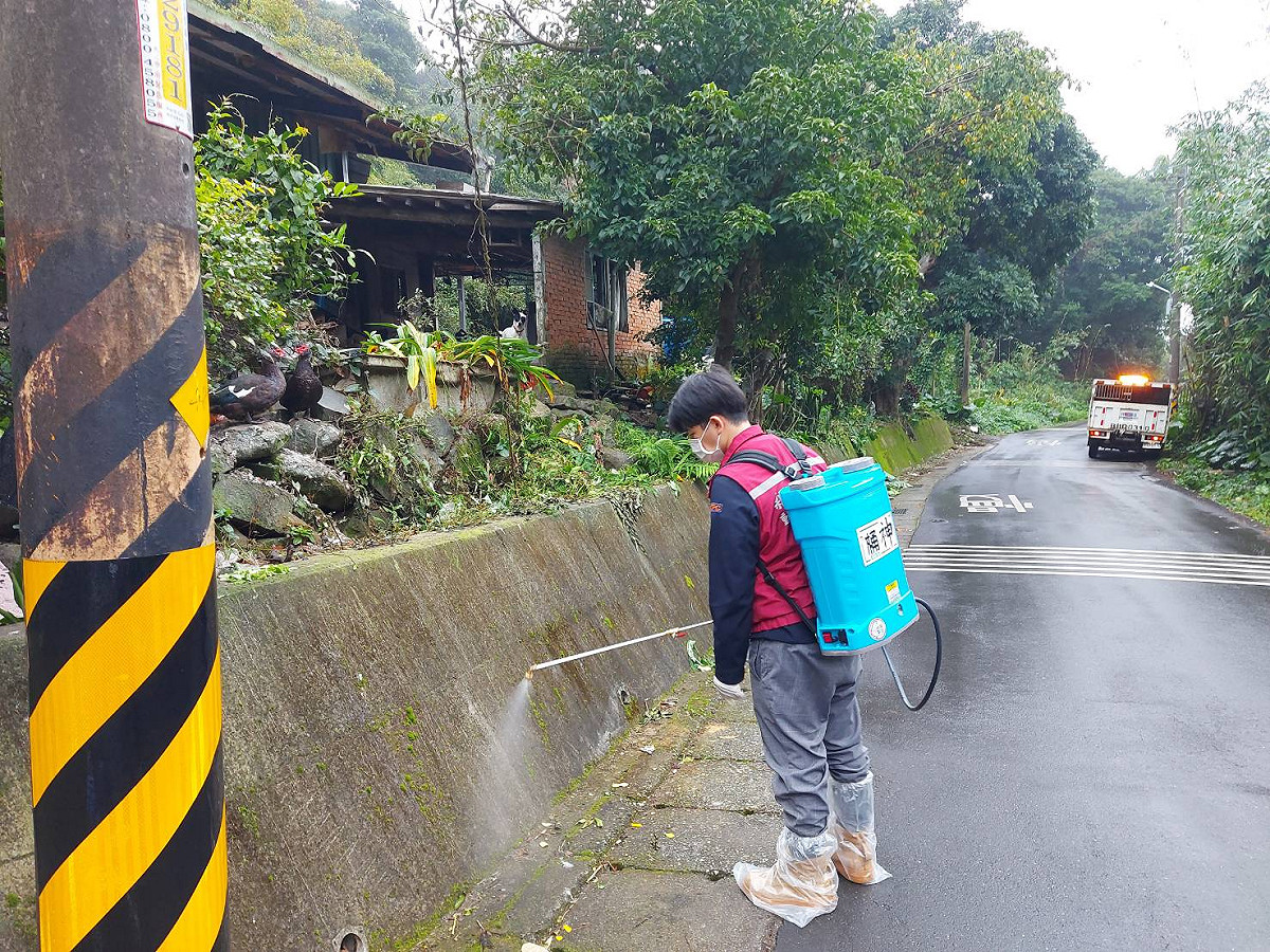 新北市動保處協助禽場周邊路面消毒。 圖：新北市動保處提供