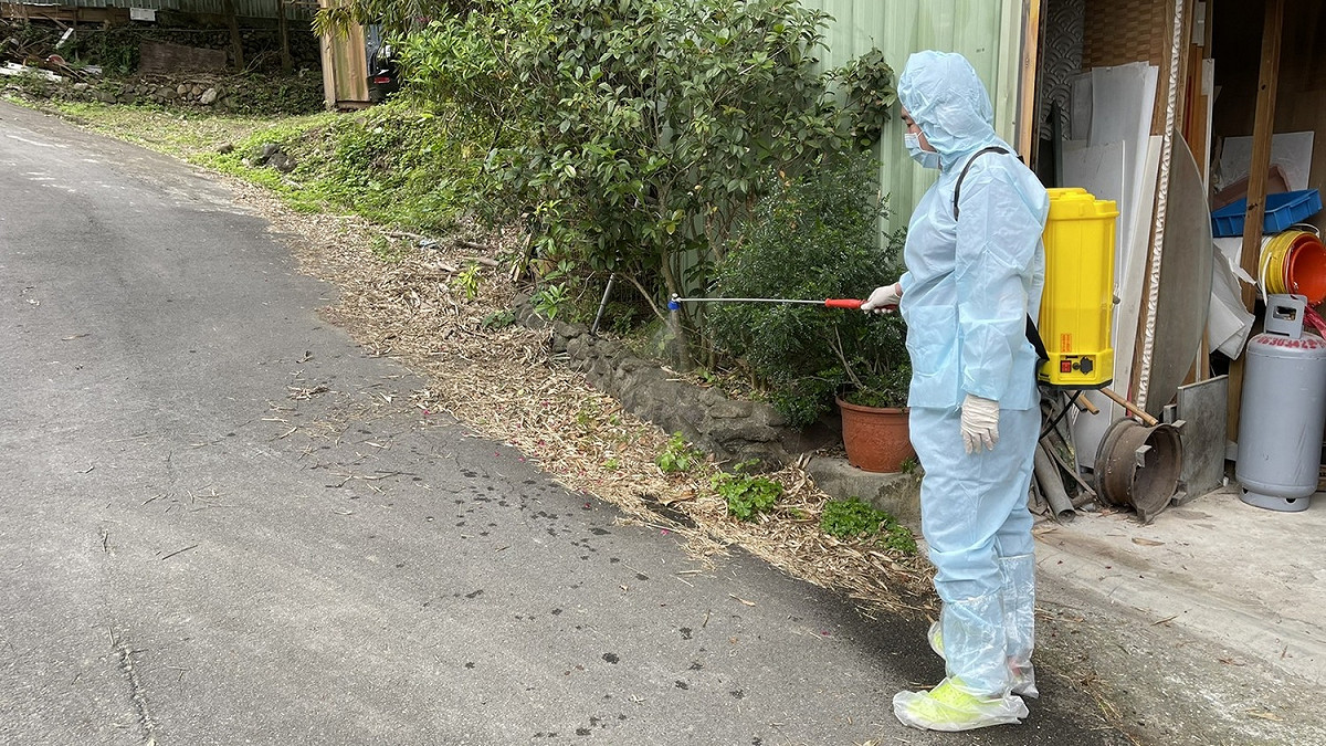 新北市動保處協助禽場周圍路面消毒。 圖：新北市動保處提供
