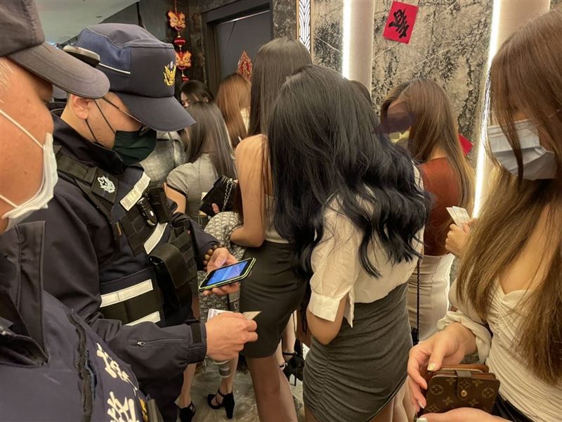 ▲疫情升溫，數位證明和八大場所入場新制21日上路，北市警22日晚間加強盤查。 圖／翻攝畫面