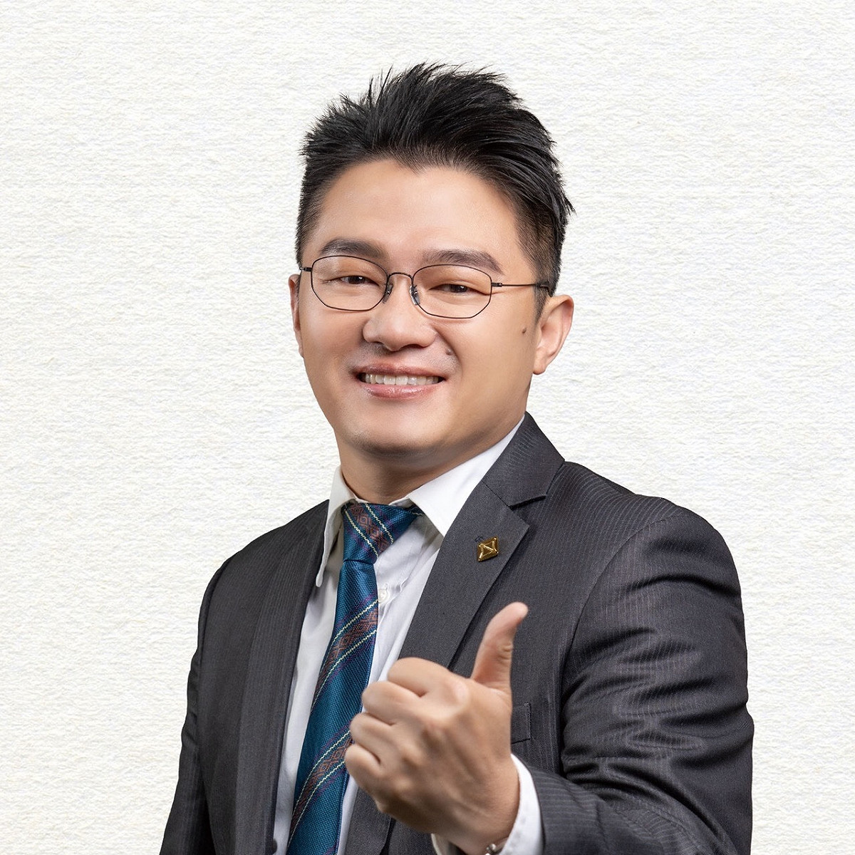 台灣基進黨桃園黨部執行長藍士博指稱台灣民眾黨是「養雞場」，甚至形容為「練蠱砵」。 圖：翻攝自藍士博臉書