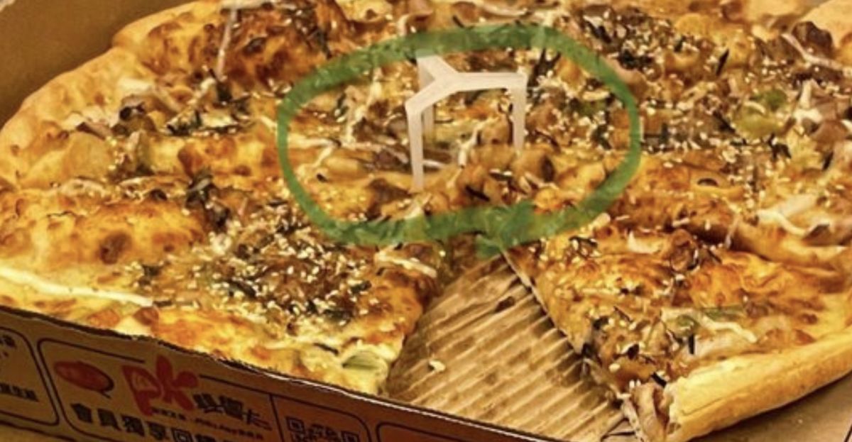 ▲往往打開Pizza盒之後，你是否發現盒子中間都會有一個「三角架」放在Pizza的中間呢？ 圖/PTT