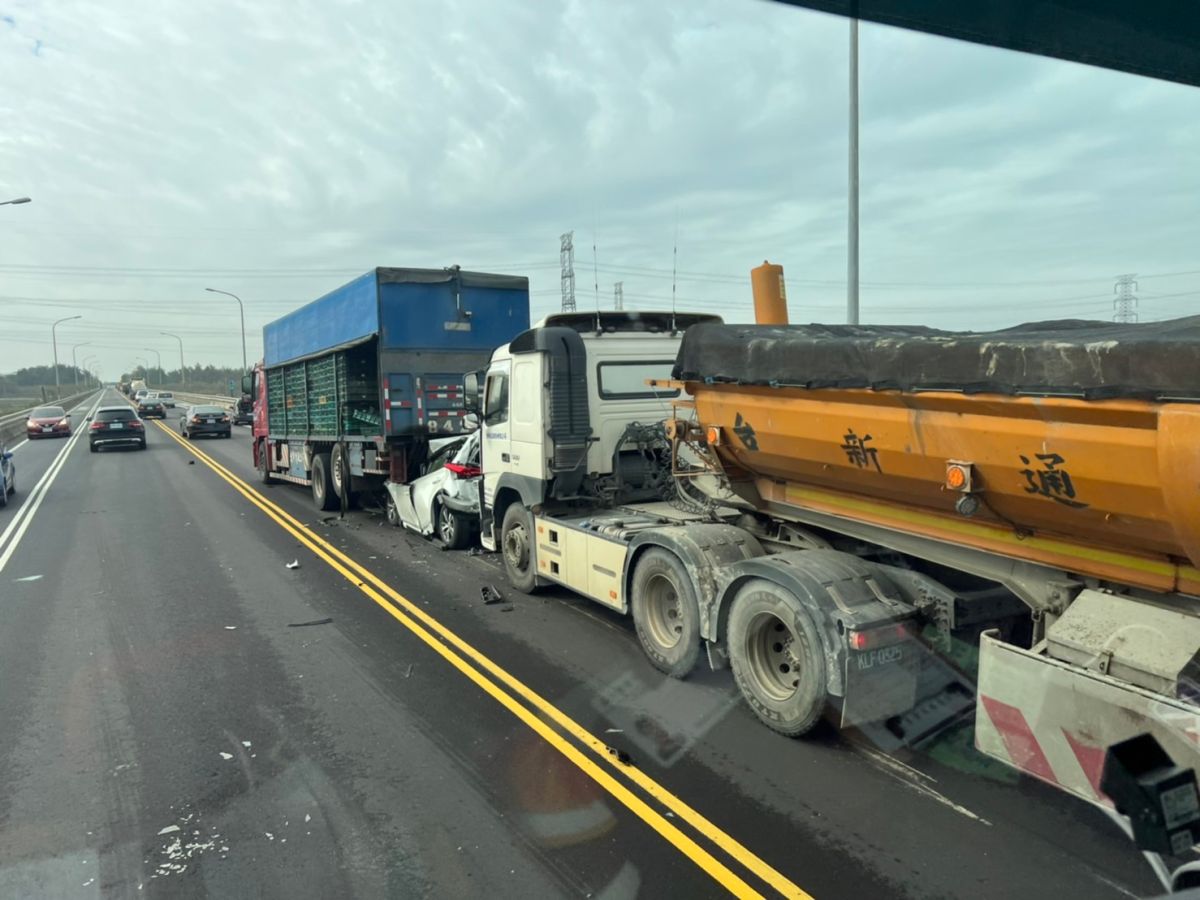 ▲台17線中彰大橋南下路段，1轎車遭砂石車、大貨車夾擊。 圖／翻攝彰化踢爆網