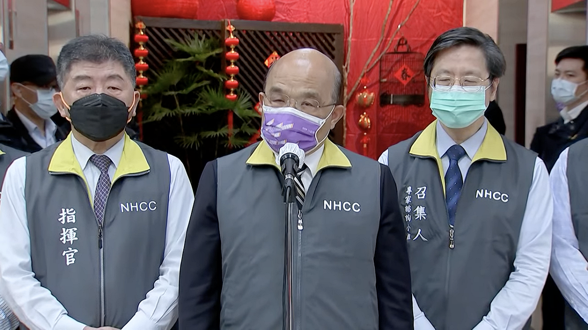 行政院長蘇貞昌(中)及衛福部長陳時中(左)、小組召集人張上淳(右)。 圖：翻攝直播