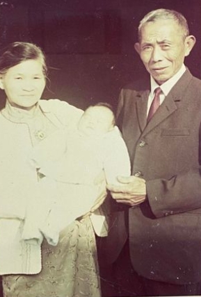 生平第一次回台南，尚在襁褓中的陳以信與爺爺、奶奶合影，爺爺還特地穿上了西裝。 圖 : 翻攝自陳以信臉書