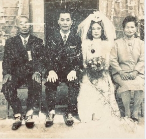 陳以信的父母結婚照，爺爺、奶奶分坐兩旁。 圖 : 翻攝自陳以信臉書