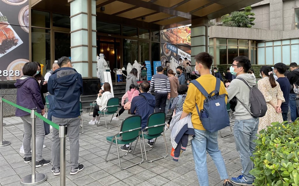 一名在礁溪長榮鳳凰酒店負責接待工作的男性確診染疫，縣府動員醫療團隊進駐酒店，為逾千名員工及旅客篩檢，酒店24日起至26日也將閉館3天。圖為民眾在酒店外等候採檢。 圖：宜蘭縣政府提供