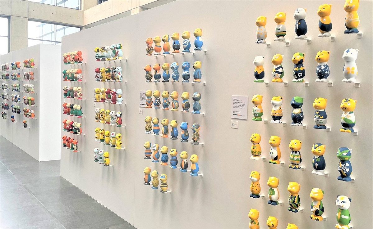 「感動虎—兒童暨青少年彩繪陶博特展」展出金門及北臺灣共44所學校逾千件「小感動虎」陶瓷彩繪作品，220個代表家鄉特色的文化色彩。 圖：鶯歌陶瓷博物館提供