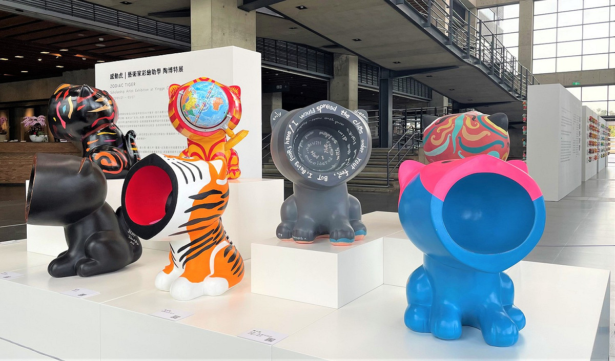入館大廳展示7位藝術家創作「大感動虎」彩繪藝術作品，每隻都有不同寓意，為新年增添喜氣。 圖：鶯歌陶瓷博物館提供