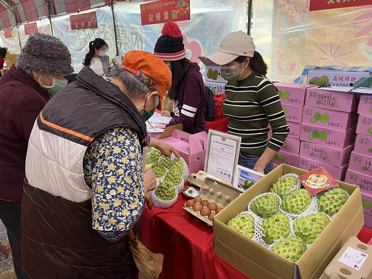 板農年貨大街販售台東釋迦。 圖：新北市農業局提供
