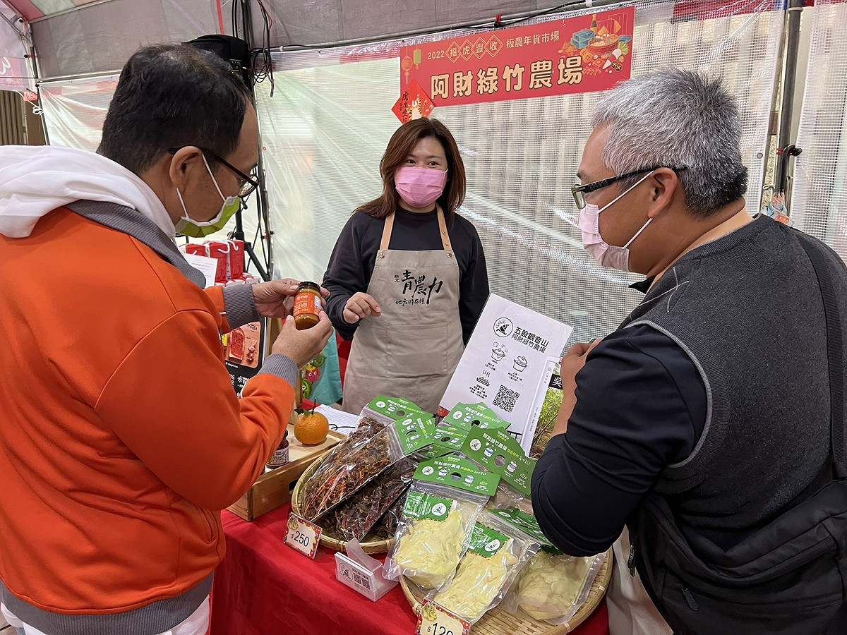 板農年貨大街販售在地小農綠竹筍產品。 圖：新北市農業局提供