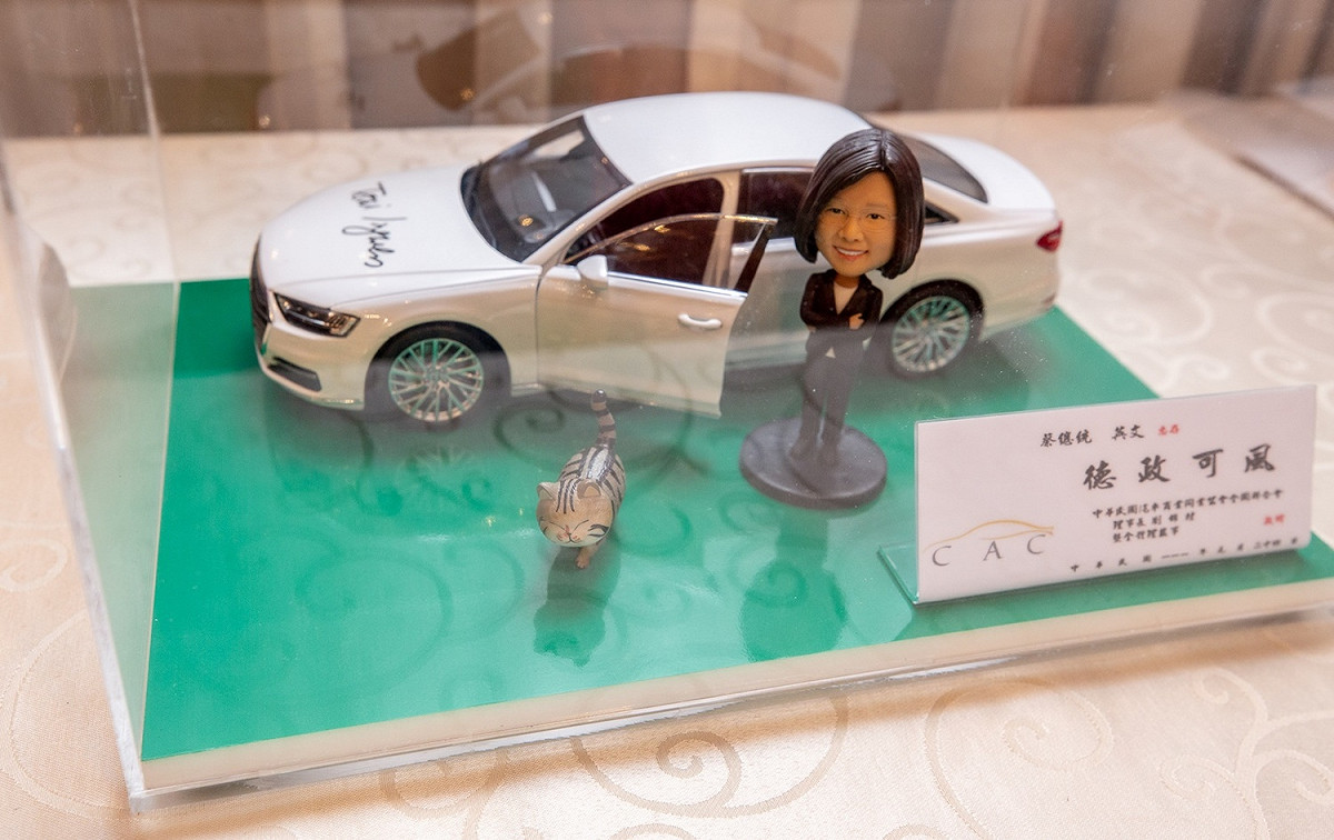 汽車同業公會送總統蔡英文汽車模型 圖：總統府 / 提供