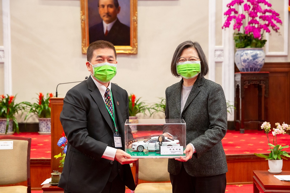 汽車同業公會送總統蔡英文汽車模型 圖：總統府 / 提供