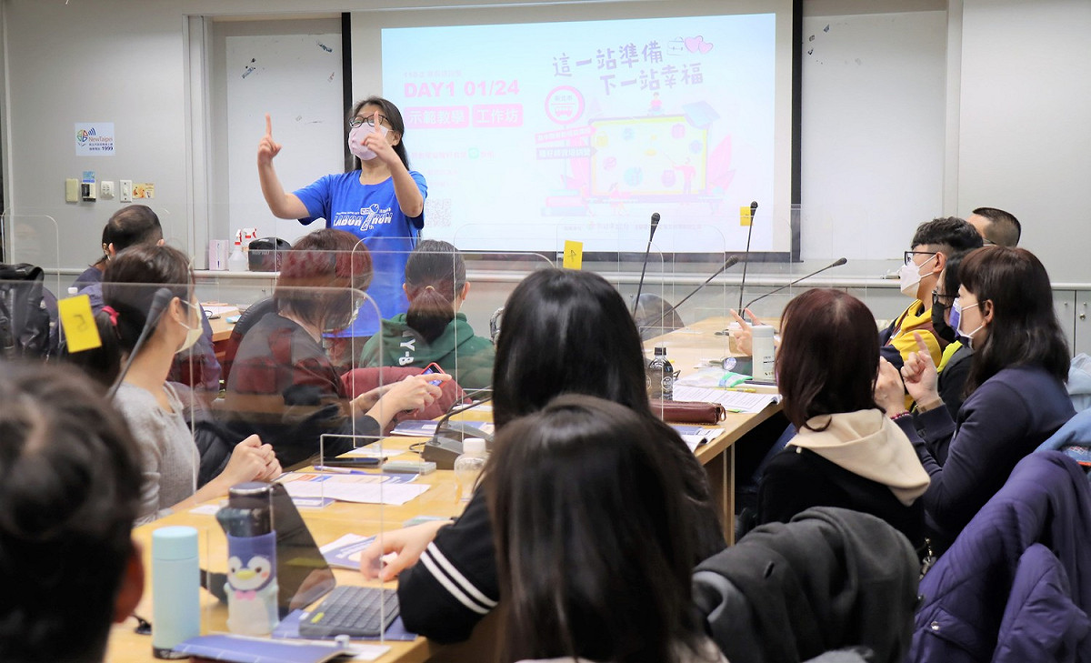 泰山高中老師管恆華在新北高中職勞權種籽師資培訓營示範「勞動破冰課程」。 圖：新北市勞工局提供