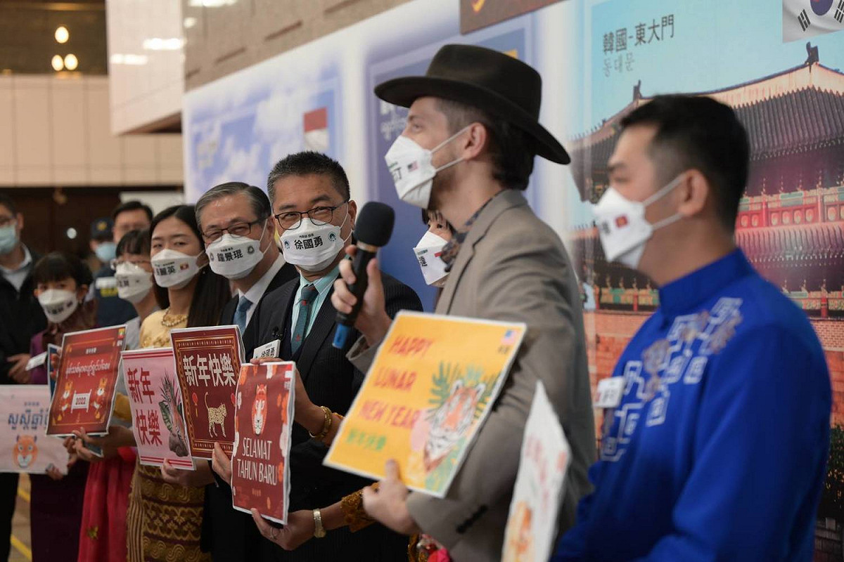 內政部長徐國勇與新住民多語團拜獻祝福。 圖：內政部提供