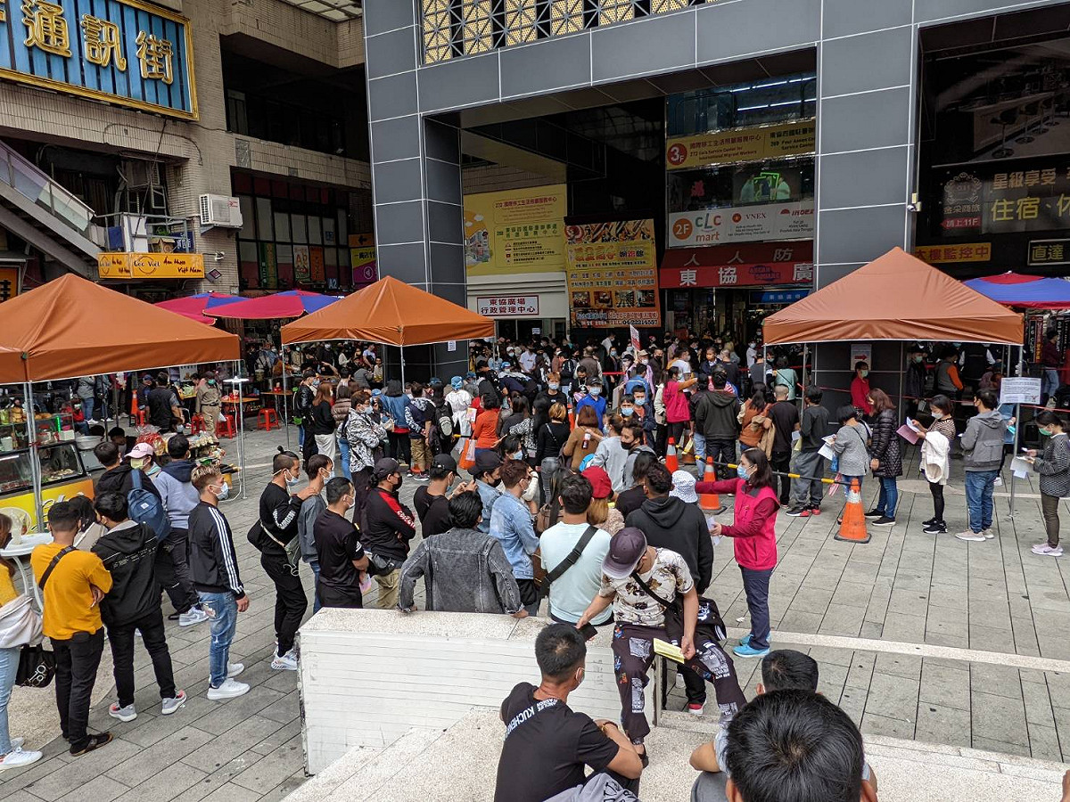 東協廣場接種站被批動線混亂。 台中市議員江肇國/提供
