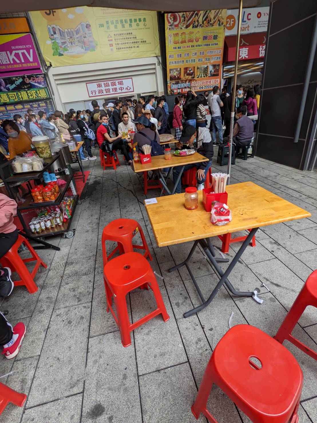 東協廣場接種站被批與小吃攤混在一起。  台中市議員江肇國/提供