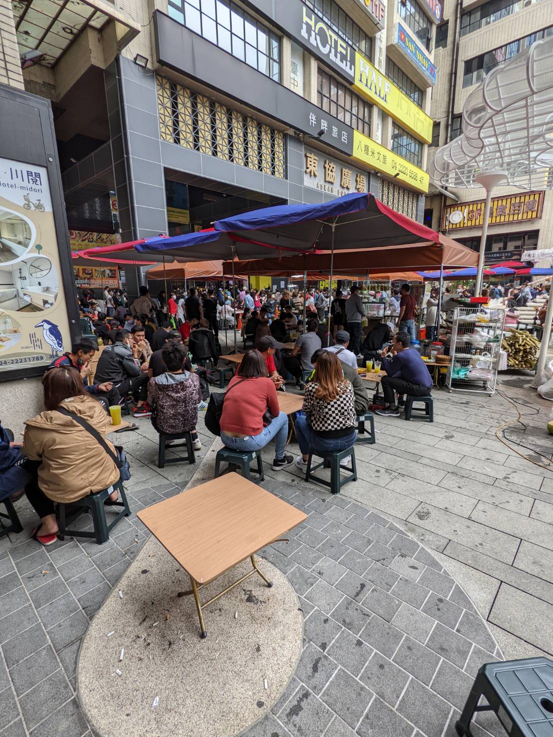 東協廣場接種站被批與小吃攤混在一起。  台中市議員江肇國/提供