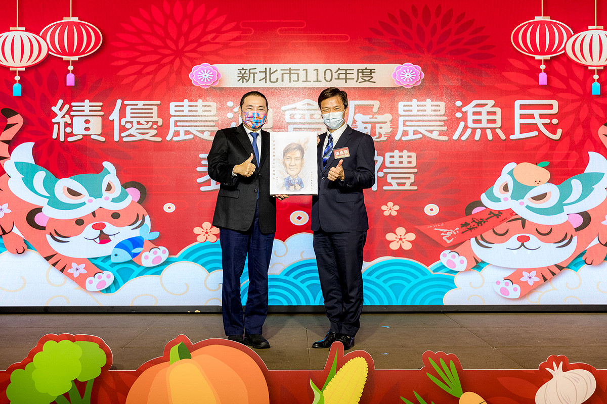 三峽農會總幹事張永巨獲選100MVP百大經理人，是全國唯一農會總幹事獲選百大經理人行銷創新獎。 圖：新北市農業局提供