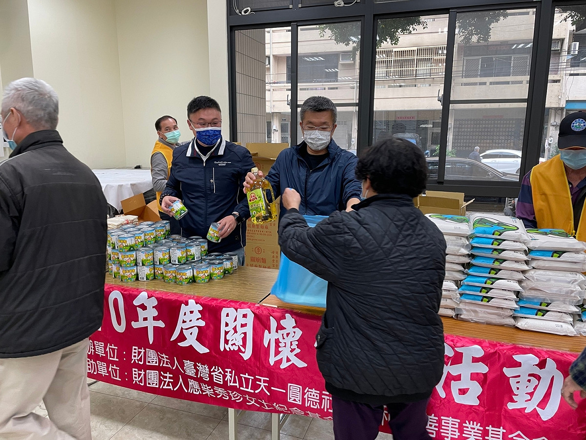 蔡其昌及服務團隊與天一圓德基金會共同提供愛心物資發送給地方邊緣戶。 蔡其昌辦公室/提供