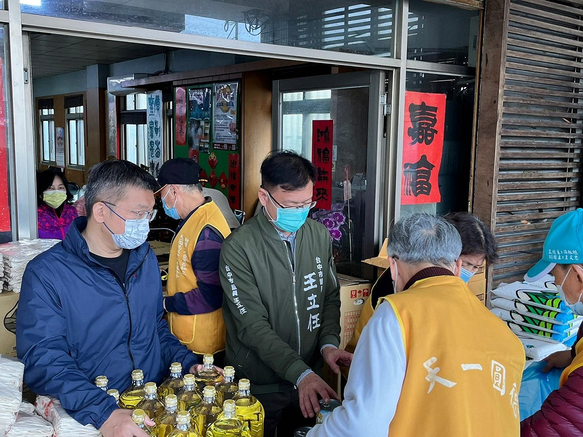蔡其昌及服務團隊與天一圓德基金會共同提供愛心物資發送給地方邊緣戶。 蔡其昌辦公室/提供