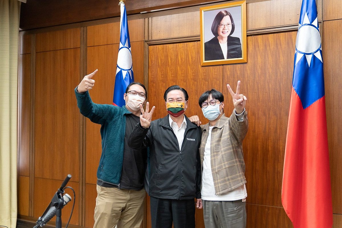 外交部長吳釗燮和Podcast節目「台灣通勤第一品牌」主持人李毅誠和張家倫合影。 圖：擷取自外交部臉書