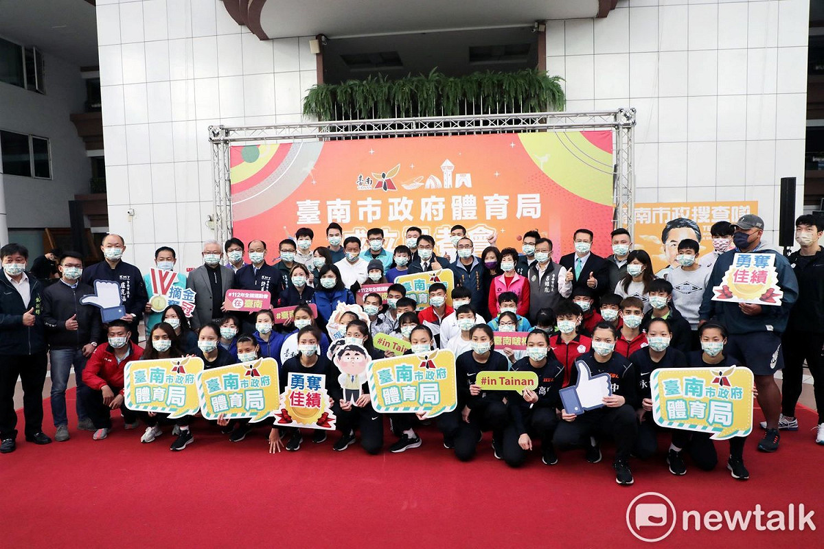 台南市長黃偉哲今日宣布台南市將於今年成立體育局，盼擴增機關量能，提升體育專責機關的效能及專業性。包括台南市體育總會代表及多位菁英選手，包含舉重精靈方莞靈、桌球國手郭冠宏及永仁高中女籃隊等皆共襄盛舉，共同見證台南市體育運動發展的新里程碑。 圖：黃博郎／攝