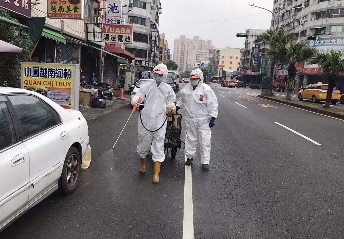 高市府在市場商圈進行清消。 圖：高雄市政府提供