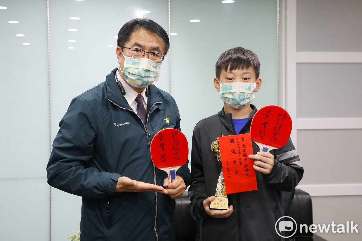 郭冠宏年僅13歲即成功入選國手，打破前輩江宏傑及林昀儒之紀錄。台南市長黃偉哲今日接見郭冠宏，勉勵他再接再厲，突破自我，再創佳績。 圖：黃博郎／攝