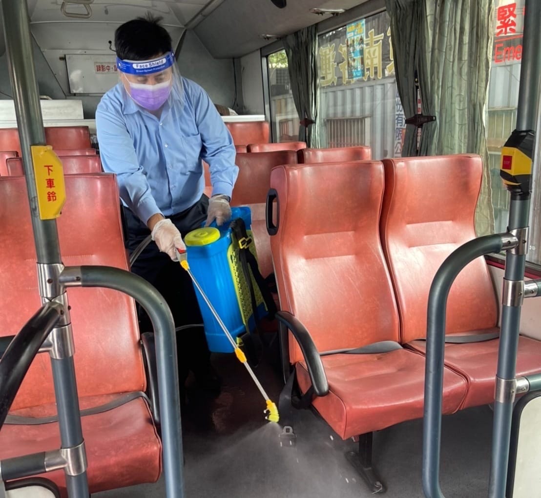 高市府在公車上進行清消。 圖：高雄市政府提供