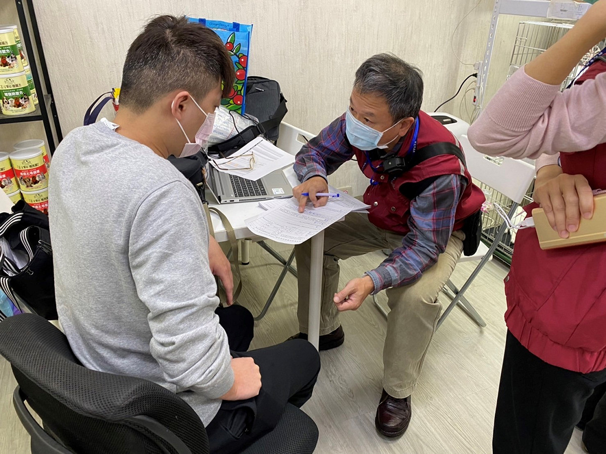 約談業者現場製作談話筆錄及蒐證。 圖：新北市動保處提供