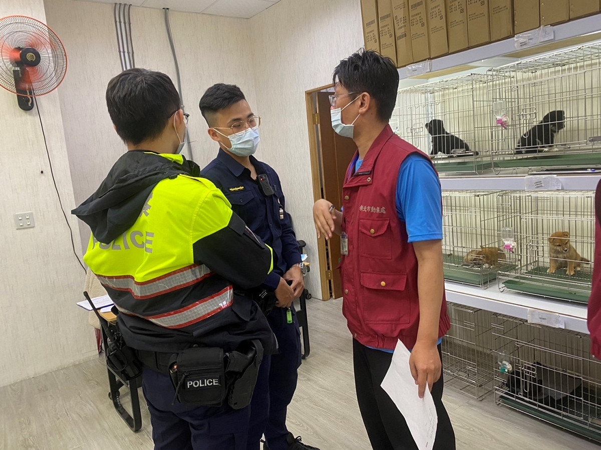 動保處稽查人員聯手警方突襲寵物店。 圖：新北市動保處提供
