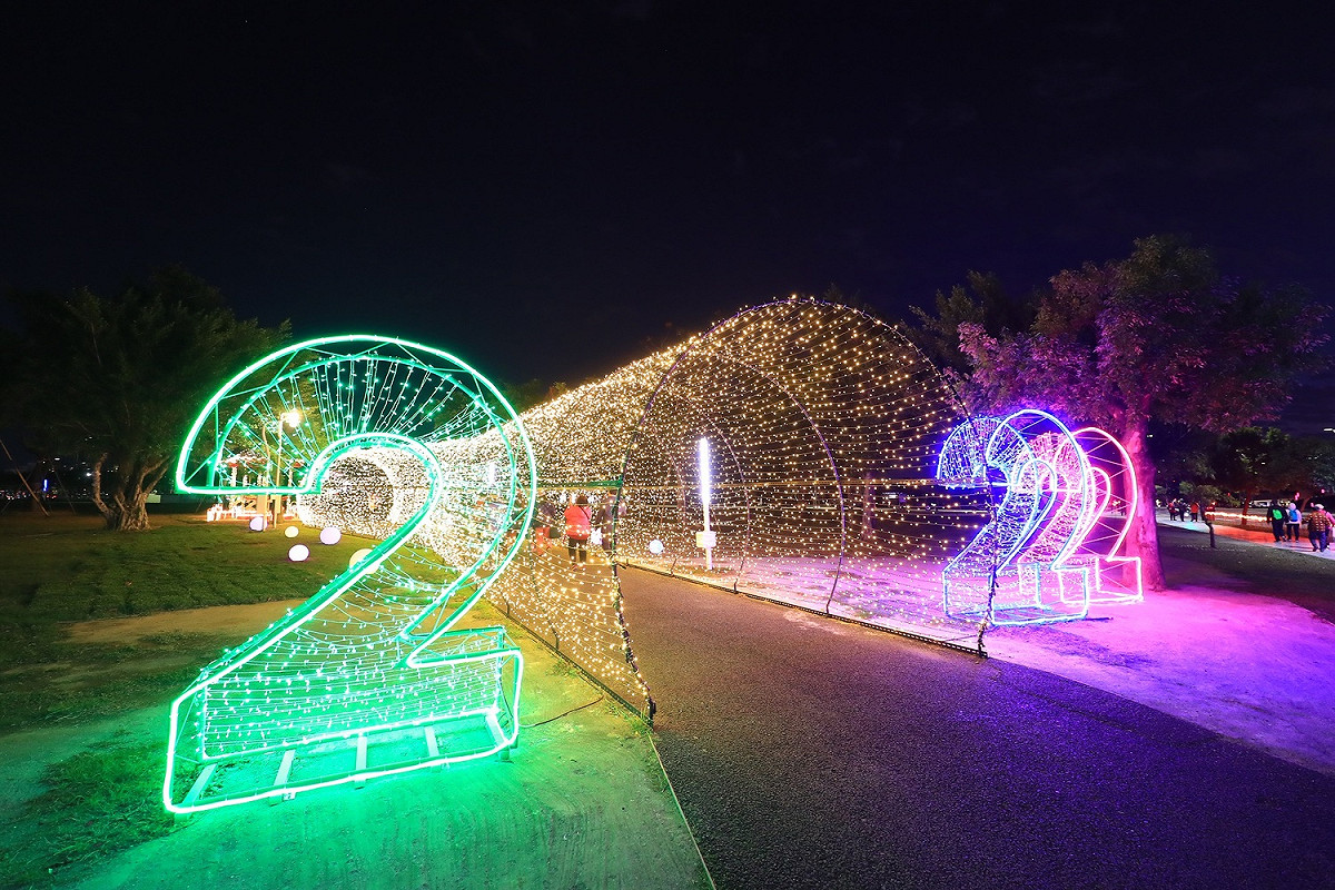 中央公園以流轉時空喜迎2022。 台中市政府/提供
