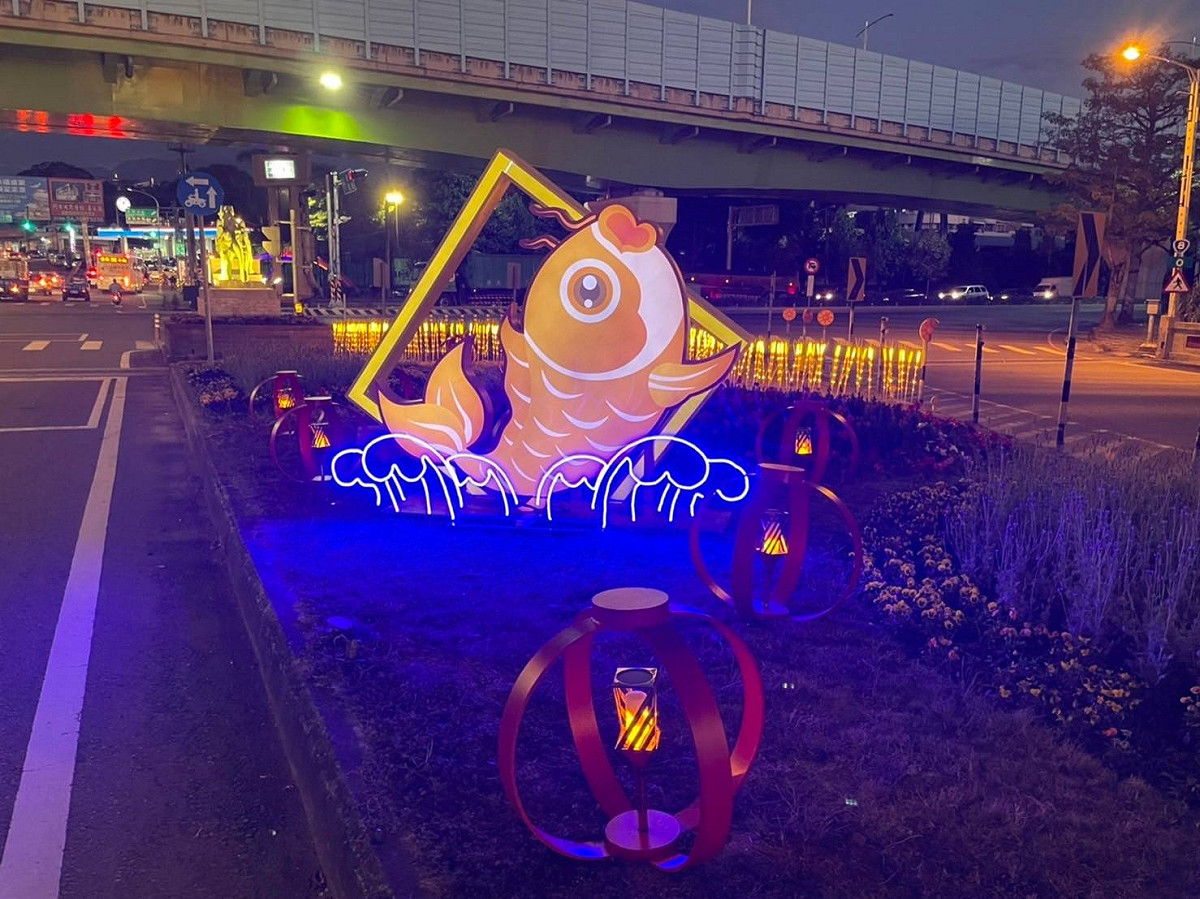 台8線起點豐勢路口呈現-愉悅-魚躍-豐收。 台中市政府/提供