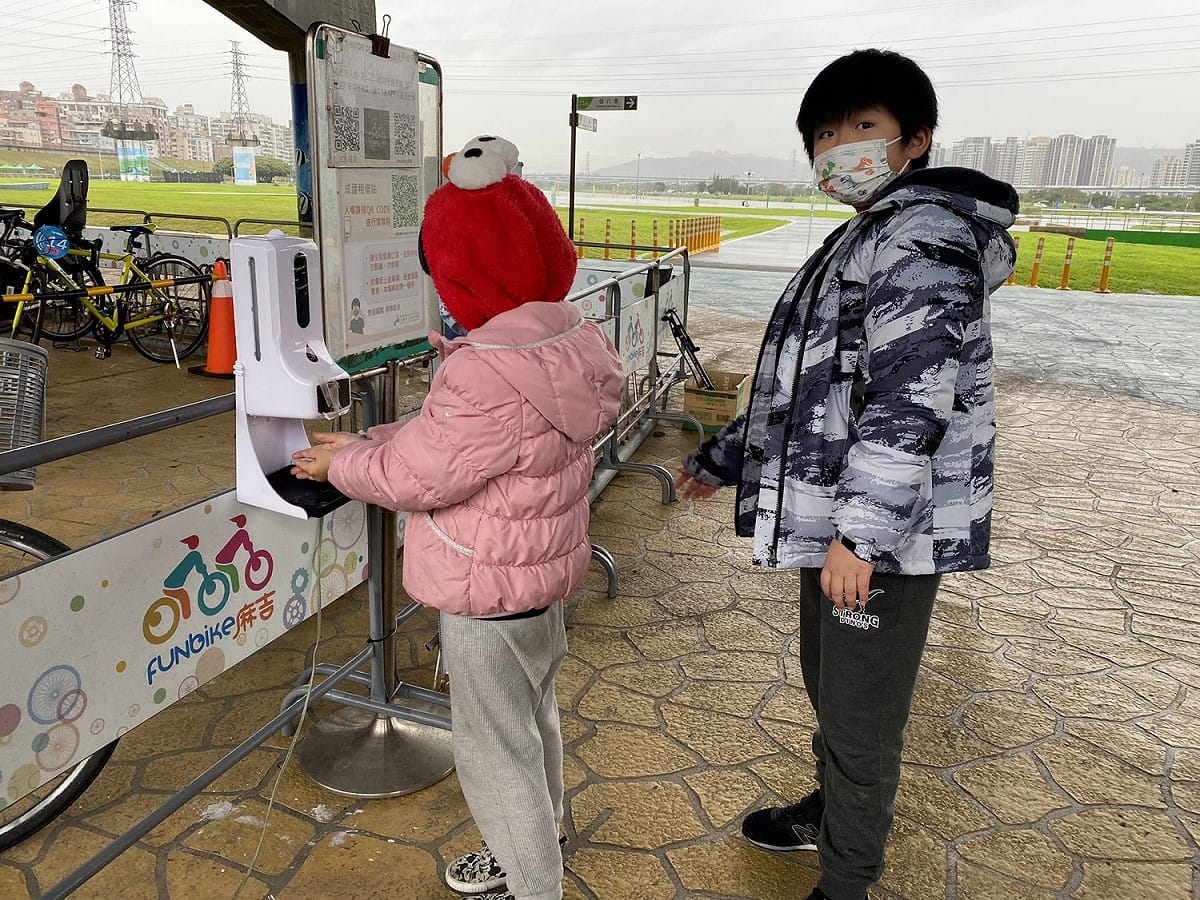 新北市水利局呼籲，進入租借站時，請配合遵守實聯制、手部消毒、全程戴口罩等防疫指引，做好防疫措施。 圖：新北市水利局/提供