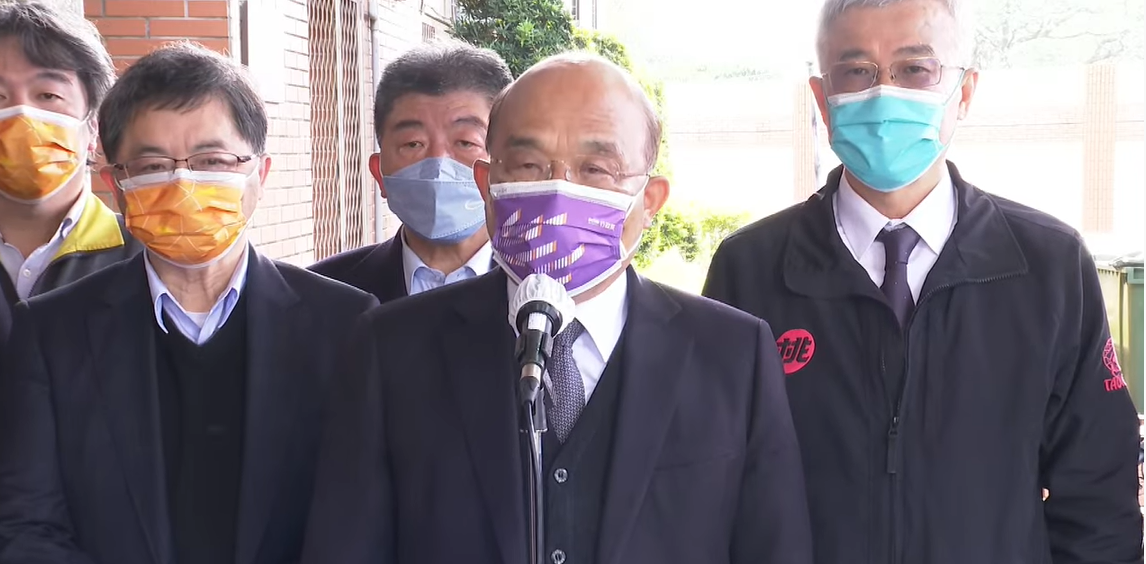 行政院長蘇貞昌今（25）天上午召開擴大防疫會議後，赴桃園視察龜山集中檢疫所前受訪。 圖：擷自直播畫面