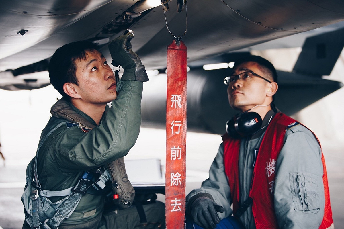 對IDF戰機進行例行檢查。 圖：擷取自黃偉哲臉書