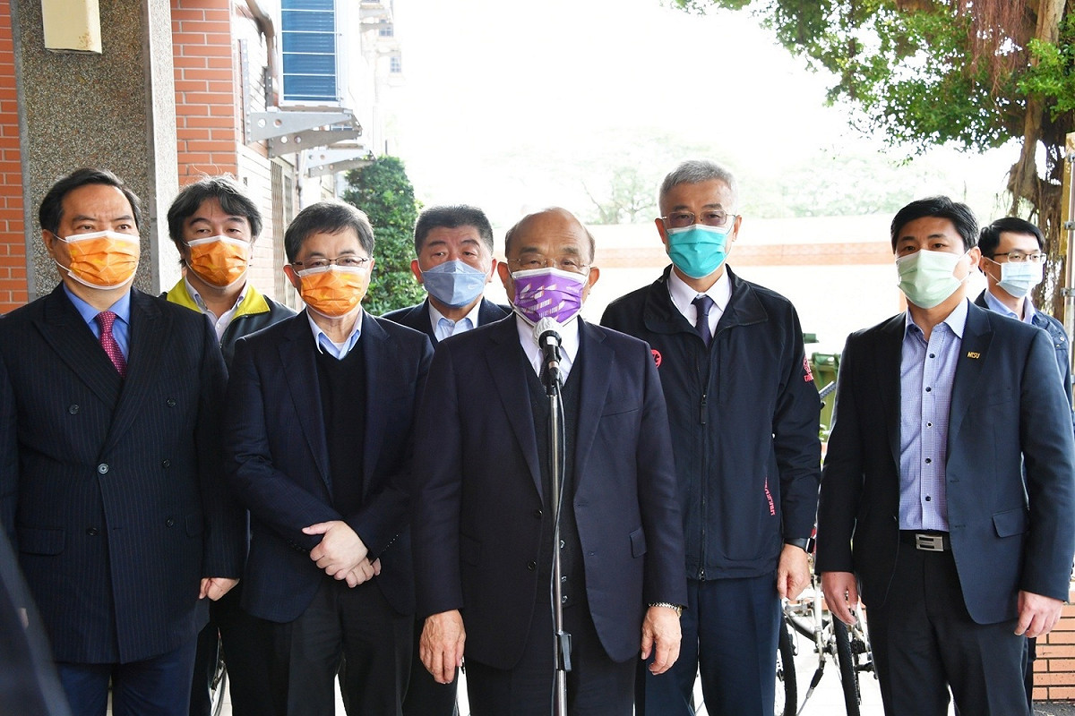 行政院長蘇貞昌今（25）天赴桃園市視察龜山集中檢疫所前受訪。 圖：行政院提供