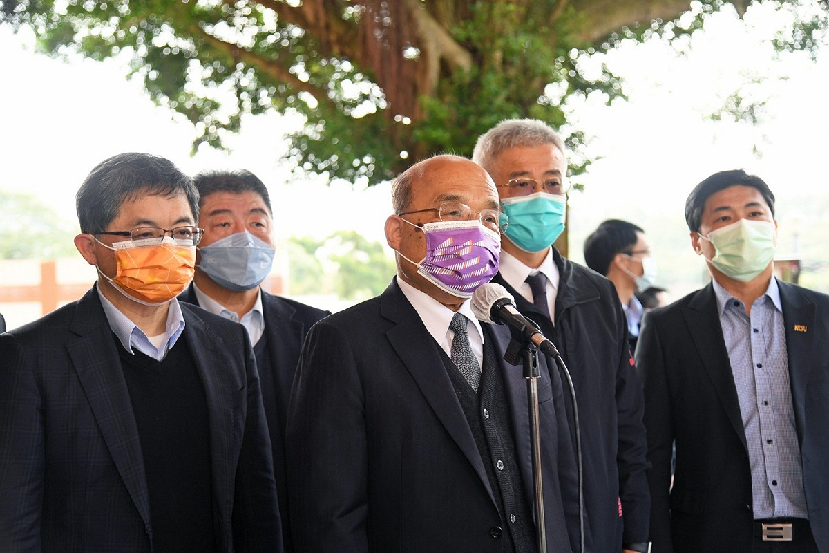 行政院長蘇貞昌今（25）天赴桃園市視察龜山集中檢疫所前受訪。 圖：行政院提供